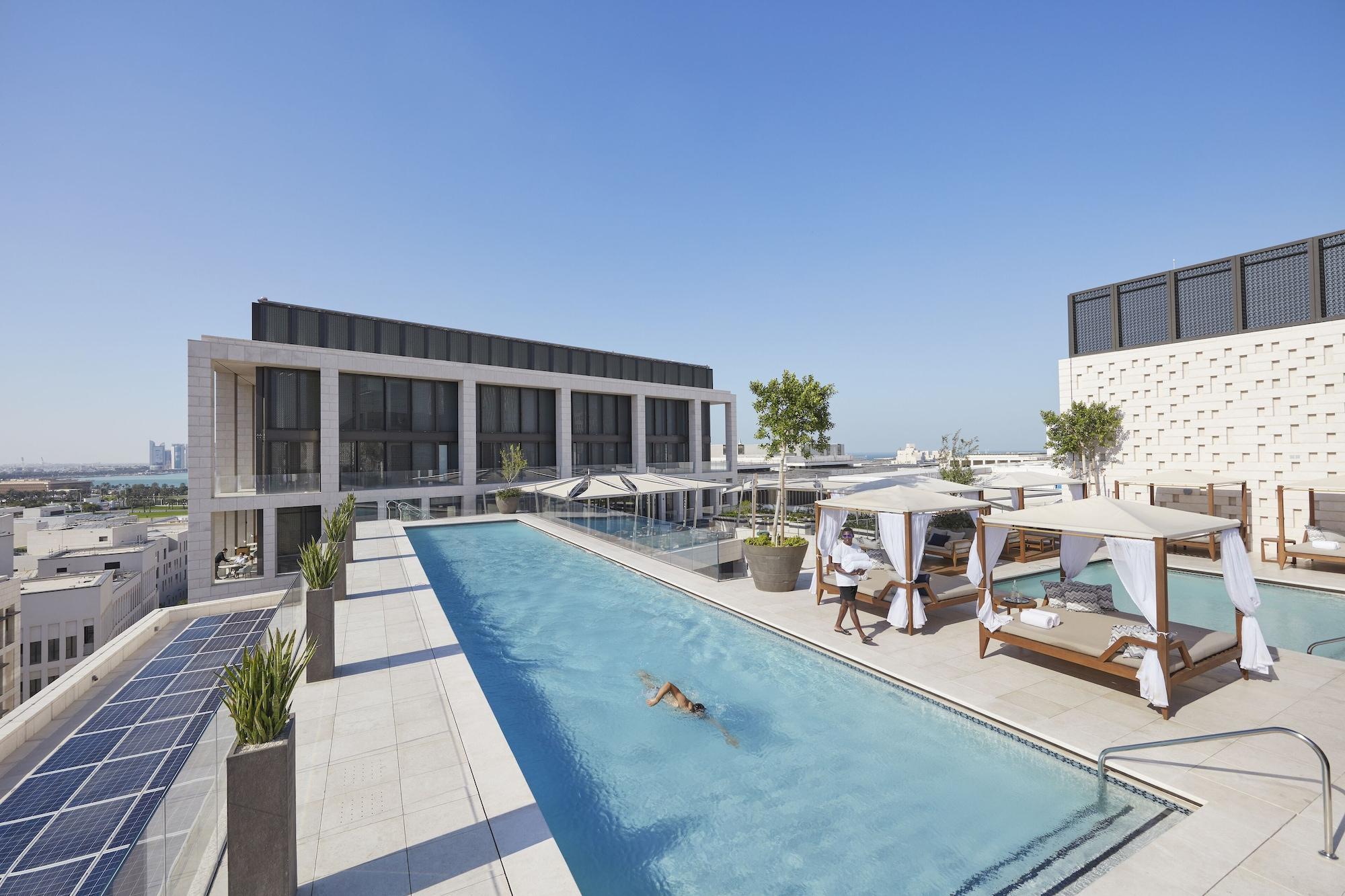 ホテル マンダリン オリエンタル ドーハ エクステリア 写真 The swimming pool at the top of the hotel