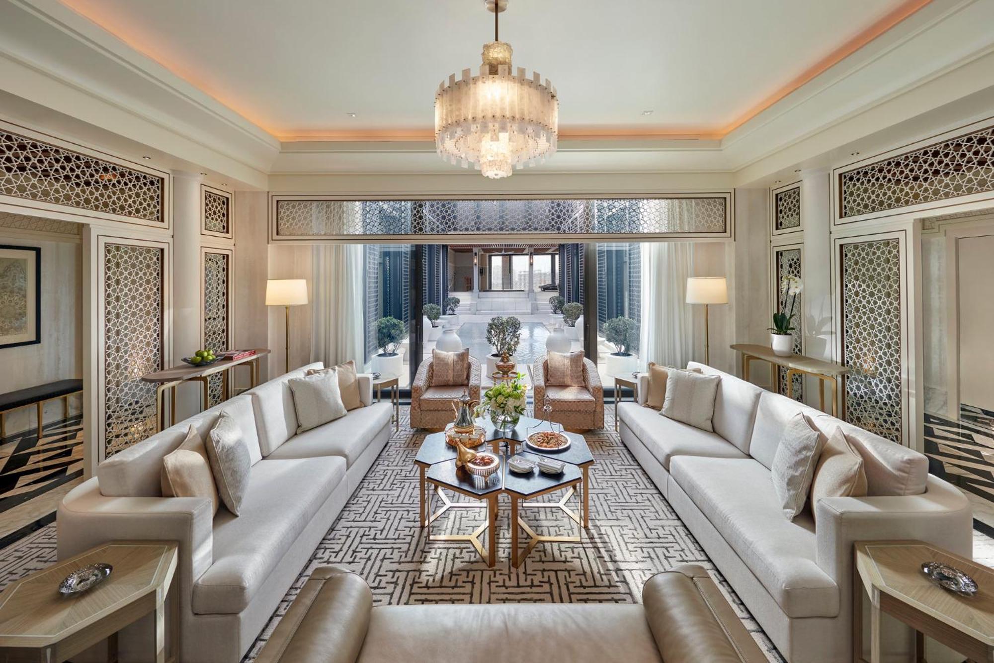 ホテル マンダリン オリエンタル ドーハ エクステリア 写真 The living room of a suite at the Ritz-Carlton, DIFC
