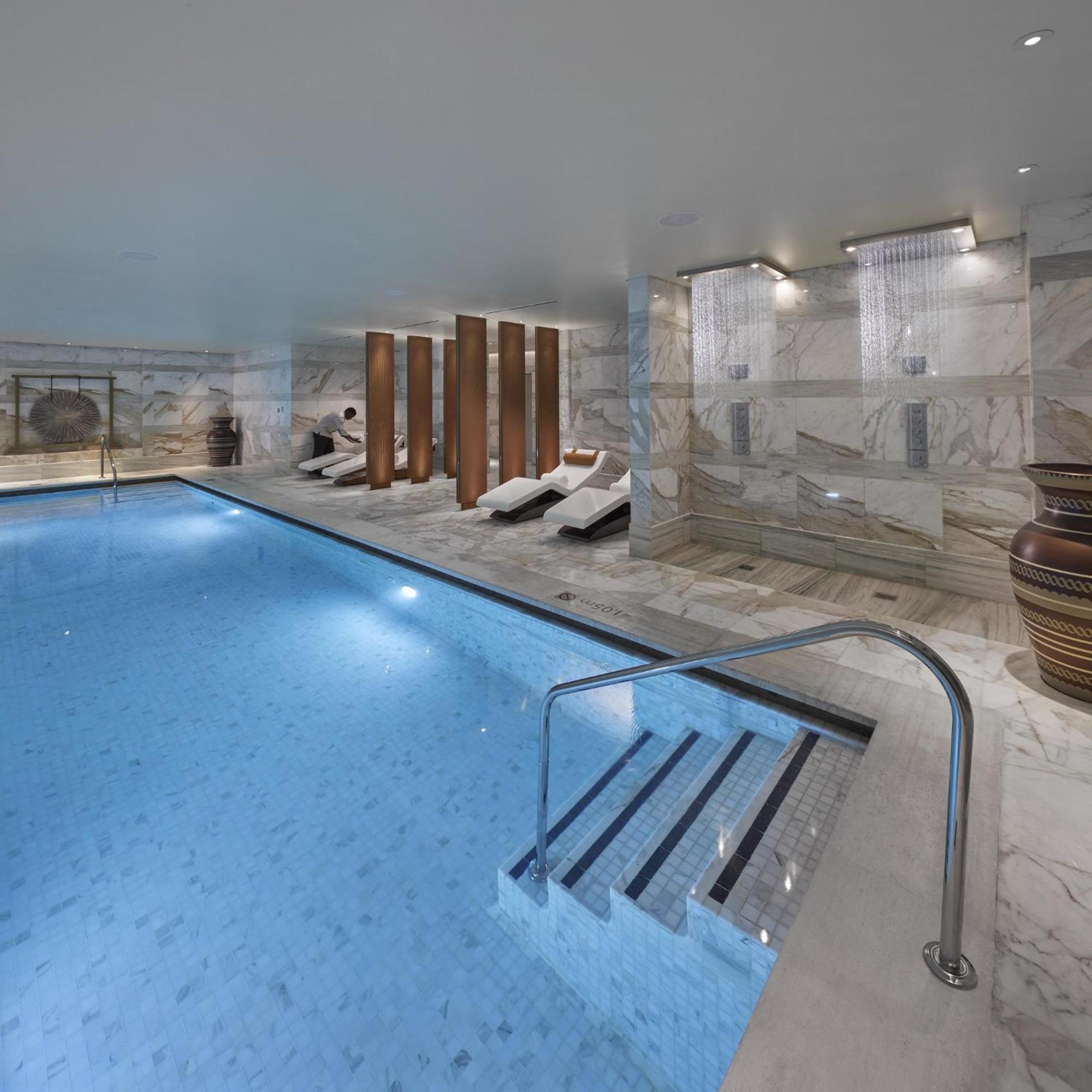 ホテル マンダリン オリエンタル ドーハ エクステリア 写真 The pool at the spa