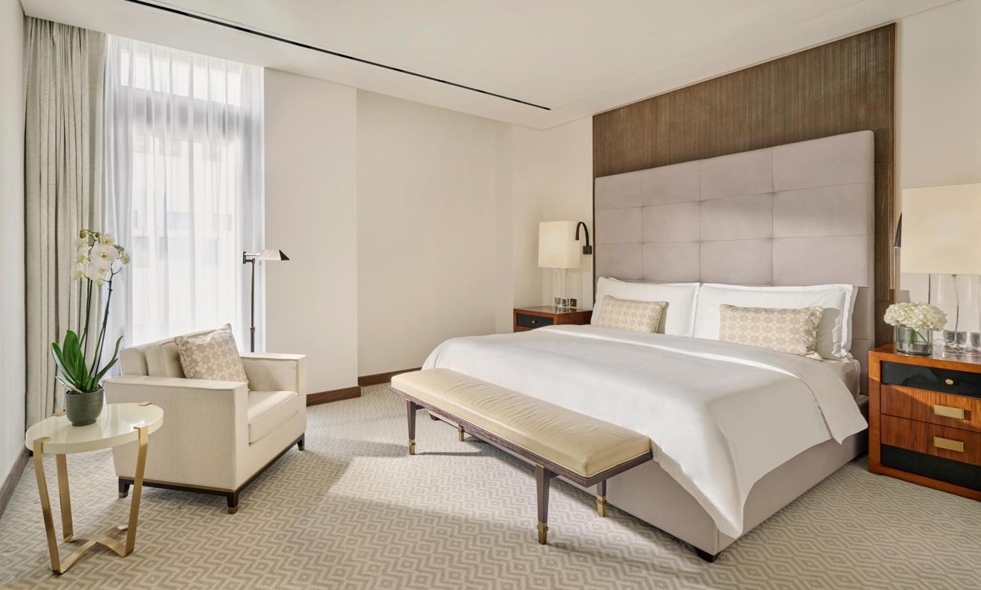 ホテル マンダリン オリエンタル ドーハ エクステリア 写真 A bedroom at The Ritz-Carlton, Boston